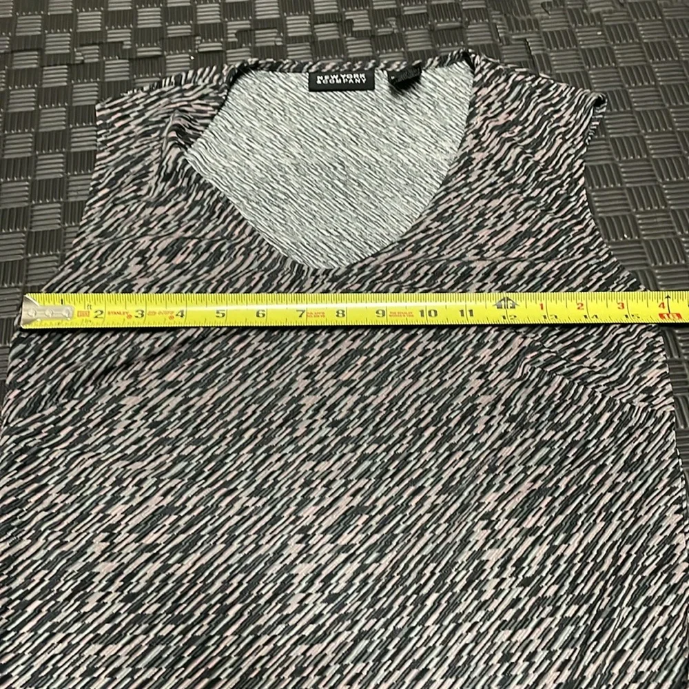New york & Company confetti pattern sleeveless blouse size small
